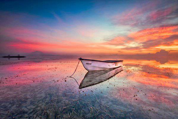 夕陽(yáng)下海灘小船唯美風(fēng)景圖片