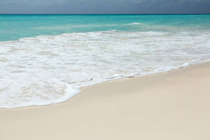 沙灘海浪藍(lán)天高清唯美圖片