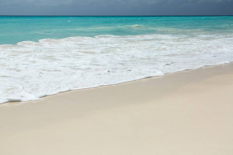 沙灘海浪藍(lán)天高清唯美圖片