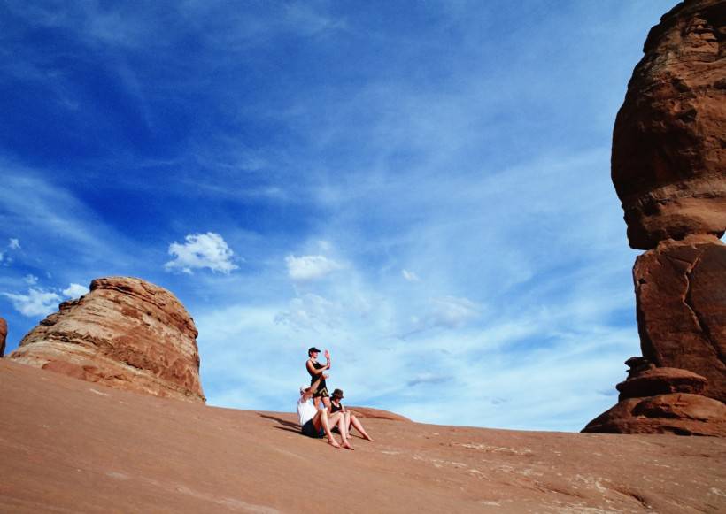 人與綠色大自然圖片