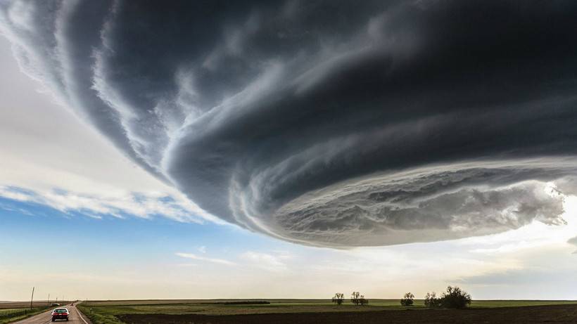 大自然龍卷風桌面壁紙