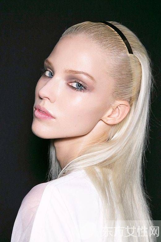 年會裝扮小心機 試試今年最流行的金屬發(fā)飾