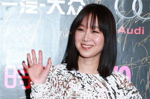 孔孝真示范自然迷人的中長發(fā)6造型