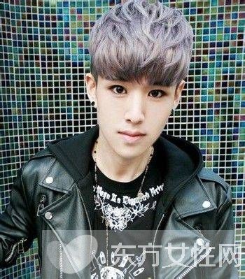 男生潮流短發(fā)發(fā)型 展現(xiàn)十足的迷人氣質(zhì)