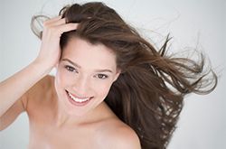 夏日護(hù)發(fā)小知識(shí) 如何維護(hù)秀發(fā)強(qiáng)韌