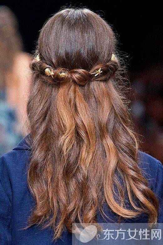 年會裝扮小心機 試試今年最流行的金屬發(fā)飾