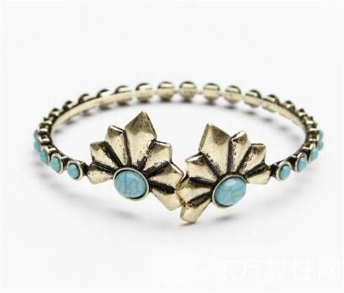 快用別致的發(fā)飾給你的丸子頭變變樣