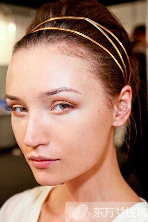 年會裝扮小心機 試試今年最流行的金屬發(fā)飾