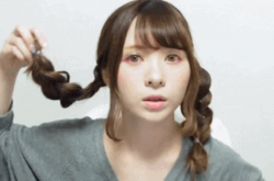 可愛女生羊角盤發(fā)教程 賣萌扮嫩的不二之選哦