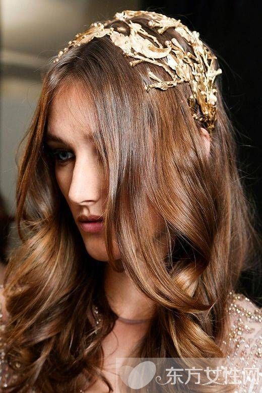 年會裝扮小心機 試試今年最流行的金屬發(fā)飾