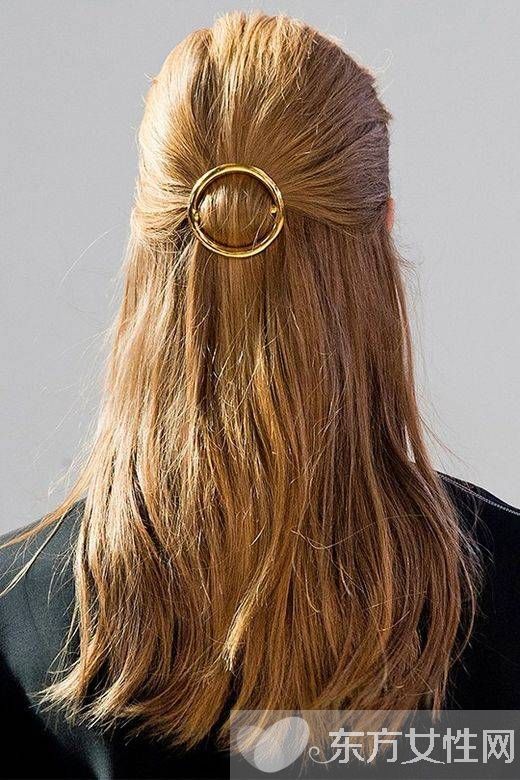 年會裝扮小心機 試試今年最流行的金屬發(fā)飾