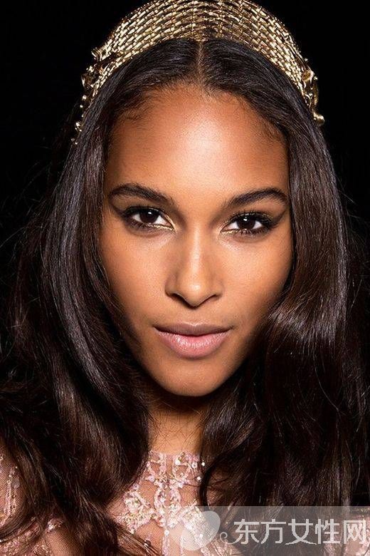 年會裝扮小心機 試試今年最流行的金屬發(fā)飾