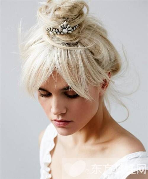 快用別致的發(fā)飾給你的丸子頭變變樣