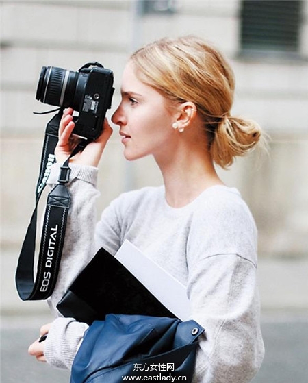 跟明星學(xué)綁及肩短發(fā) 變身率性女神