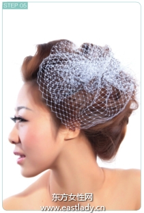 時(shí)尚盤發(fā)戴上網(wǎng)紗增加朦朧感