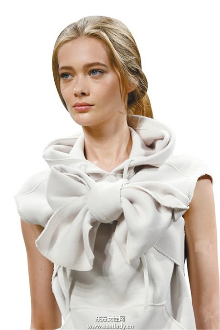 跟當(dāng)紅明星學(xué)綁及肩短發(fā) 變身率性女神