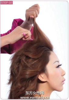 蝴蝶結(jié)搭配韓式劉海波浪卷展現(xiàn)優(yōu)雅氣質(zhì)