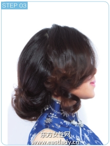 蓬松盤發(fā)配上珍珠夾子營(yíng)造復(fù)古風(fēng)