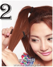 蓬松側(cè)馬尾辮展現(xiàn)甜美十足萌女造型