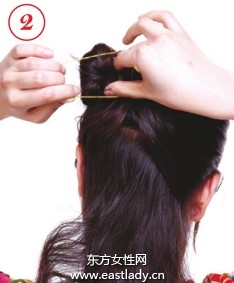 高貴典雅中發(fā)發(fā)型讓答顯得成熟穩(wěn)重