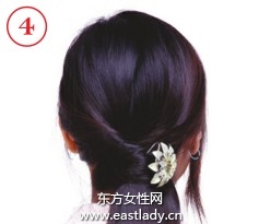 鑲寶石發(fā)飾搭配長(zhǎng)發(fā)發(fā)型展現(xiàn)高雅氣質(zhì)