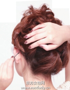 局部旋擰高盤發(fā) 減新淡雅減齡發(fā)型