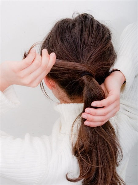 馬尾+圍巾今冬發(fā)型就這樣設(shè)計