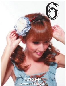 螺旋俏卷雙辮搭配花朵發(fā)箍找回活力與純樸