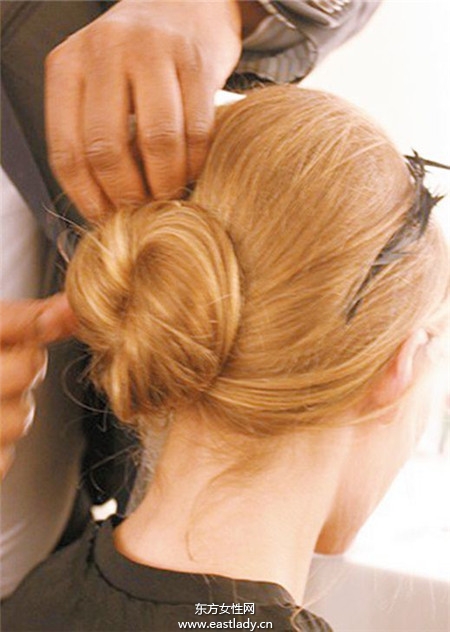 跟當(dāng)紅明星學(xué)綁及肩短發(fā) 變身率性女神