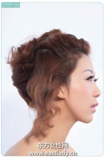 時(shí)尚盤發(fā)戴上網(wǎng)紗增加朦朧感