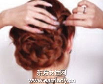 雙麻花辮繞盤發(fā)打造浪漫異域風(fēng)情
