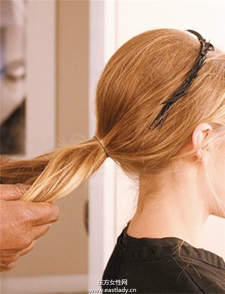 跟當(dāng)紅明星學(xué)綁及肩短發(fā) 變身率性女神