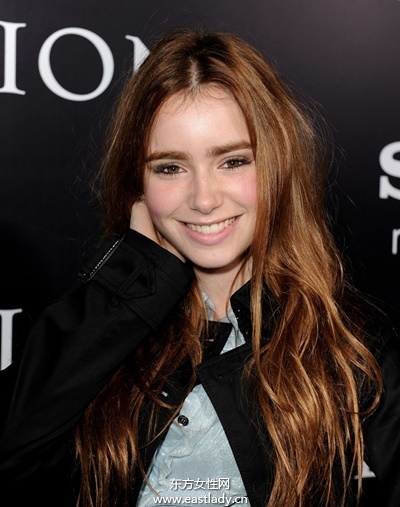 長、短、直、卷全都Hold得住 莉莉柯林斯發(fā)型全紀(jì)錄