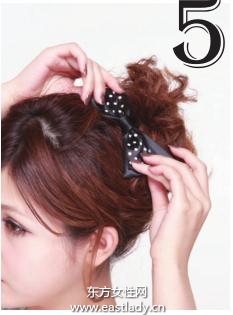 后側(cè)公主盤發(fā)發(fā)型 呈現(xiàn)清晰臉部輪廓