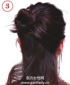 高貴典雅中發(fā)發(fā)型讓答顯得成熟穩(wěn)重