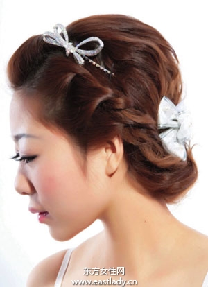 韓式盤發(fā)搭配蝴蝶結做性感美少婦