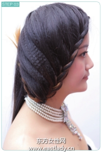 雙側(cè)三股辮配上皇冠與項鏈使發(fā)型更加奢華