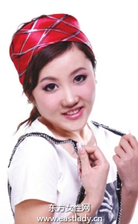 簡(jiǎn)單絲巾扎法展現(xiàn)時(shí)尚風(fēng)格