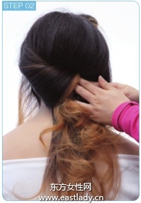 珍珠夾子點(diǎn)綴盤(pán)發(fā)韻味十足