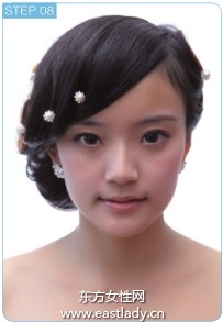 珍珠夾子點(diǎn)綴盤發(fā)韻味十足