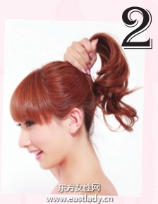 自然卷韓式丸子頭突出青春洋溢氣質(zhì)