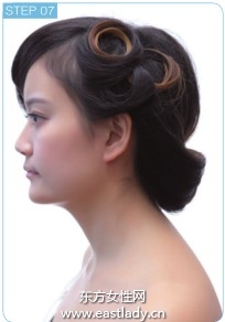 珍珠夾子點(diǎn)綴盤(pán)發(fā)韻味十足