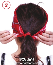 簡(jiǎn)單絲巾扎法展現(xiàn)時(shí)尚風(fēng)格