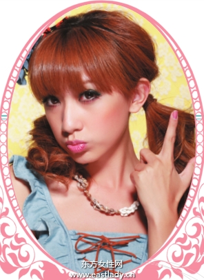 螺旋俏卷雙辮搭配花朵發(fā)箍找回活力與純樸