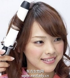 使用定型產(chǎn)品打造持久發(fā)型