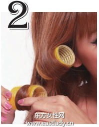 使用卷發(fā)卷打造富有變化感卷發(fā)