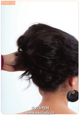 尖尾梳倒梳劉海營造狂野風(fēng)格