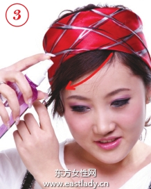 簡(jiǎn)單絲巾扎法展現(xiàn)時(shí)尚風(fēng)格