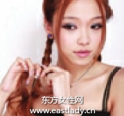 雙麻花辮繞盤發(fā)打造浪漫異域風(fēng)情