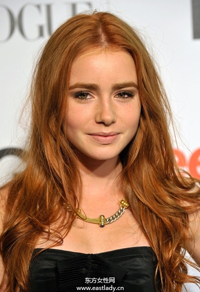 長(zhǎng)、短、直、卷全都Hold得住 莉莉柯林斯發(fā)型全紀(jì)錄